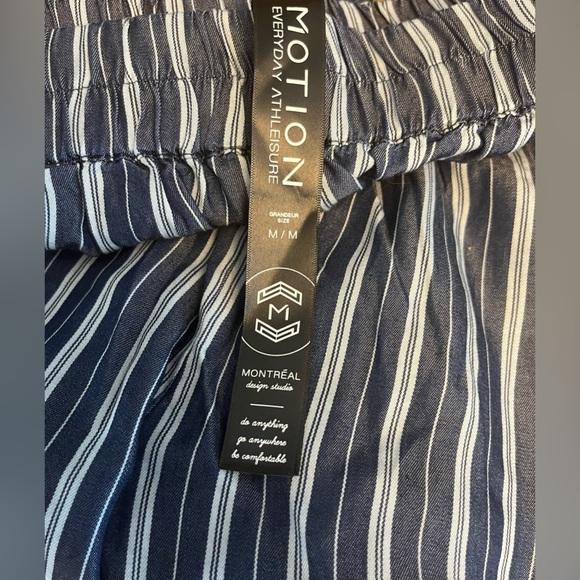 NWT Womans Motion Striped Wide Legged Pants in Pristine Condition!! - Picture 4 of 9